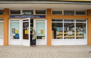 Ez nemcsak egy könyvtár, hanem közösségi tér is – félévszázados évfordulót ünnepel a Petőfi Sándor Emlékkönyvtár