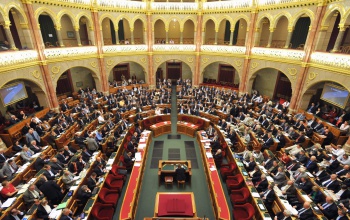 A reálbér növekedésről kérdezett a Parlamentben Gelencsér Attila