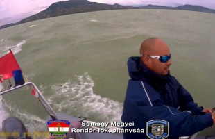 Balatoni vízirendőrök viharban - videó
