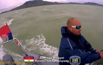 Balatoni vízirendőrök viharban - videó