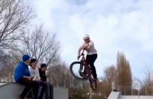 Bence mutatványai a városligeti skate parkban