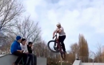 Bence mutatványai a városligeti skate parkban
