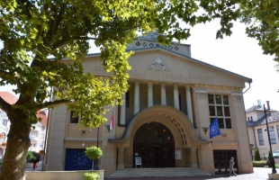 Vasárnap megjelenik az élő zene varázsa a Szivárvány Kultúrpalota előtt
