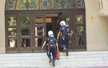 Lángra lobbant a Szivárvány színpada