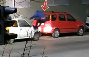 Útjában állt az autó, őrjöngve verte szét a kocsit és annak utasait a részeg gyalogos - VIDEÓ