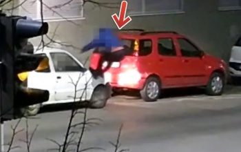 Útjában állt az autó, őrjöngve verte szét a kocsit és annak utasait a részeg gyalogos - VIDEÓ