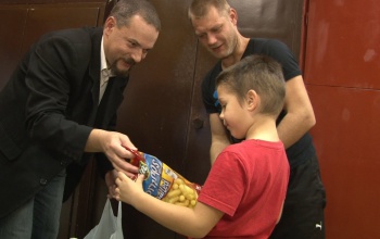 Élelmiszercsomagokat adományoztak a Búzavirág tagóvodában