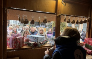 A Kaposvári Óvodai Központ óvodavezetői is ellátogattak az Ajándékkuckóhoz