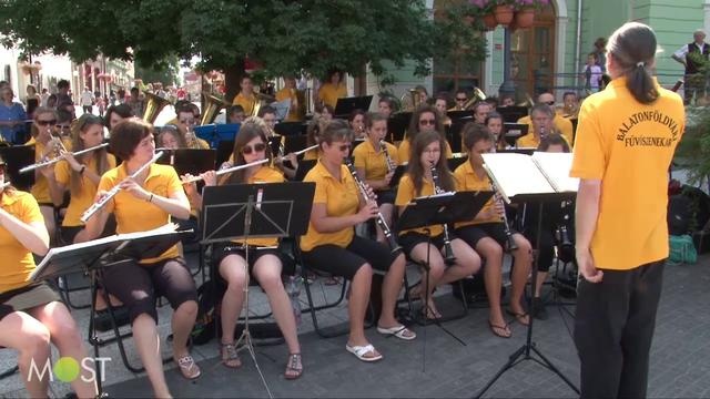 Egy hét alatt 21 koncert