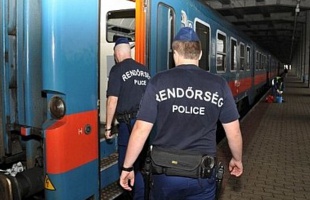 Ittasan elaludt a vonaton, majd rátámadt az ellenőrökre