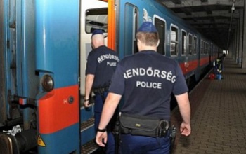 Ittasan elaludt a vonaton, majd rátámadt az ellenőrökre