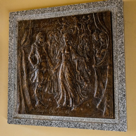 Dorottya-dombormű a kapualjban