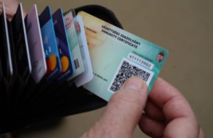 Február 15-től búcsút inthetünk a védettségi igazolványnak, jön az oltási kártya