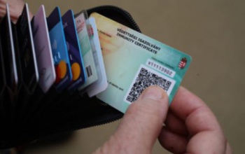 Február 15-től búcsút inthetünk a védettségi igazolványnak, jön az oltási kártya