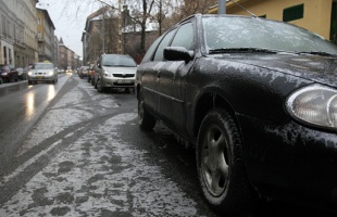 Vigyázat! Csúszós utak, lelassult forgalom