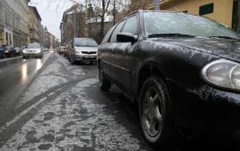 Vigyázat! Csúszós utak, lelassult forgalom