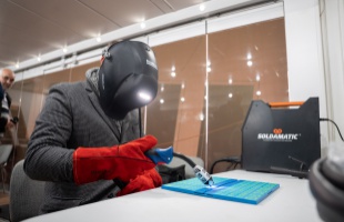 3D nyomtató, VR-hegesztés és gyár modellező – Kaposvárra érkezett az innovációs bemutatókamion