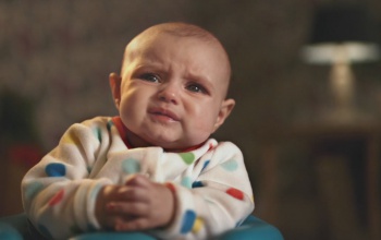 Kisbabák arcai, amikor telerakják a pelust