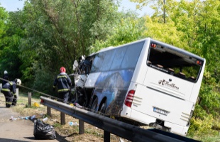 Tizenegy sérültet vittek a siófoki kórházba az M7-esen történt buszbaleset helyszínéről