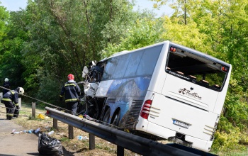 Tizenegy sérültet vittek a siófoki kórházba az M7-esen történt buszbaleset helyszínéről