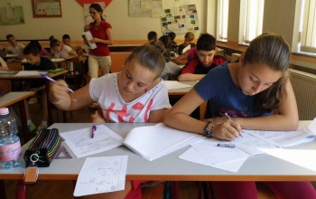 Nyelvi tesztet kell írnia az általános iskolásoknak