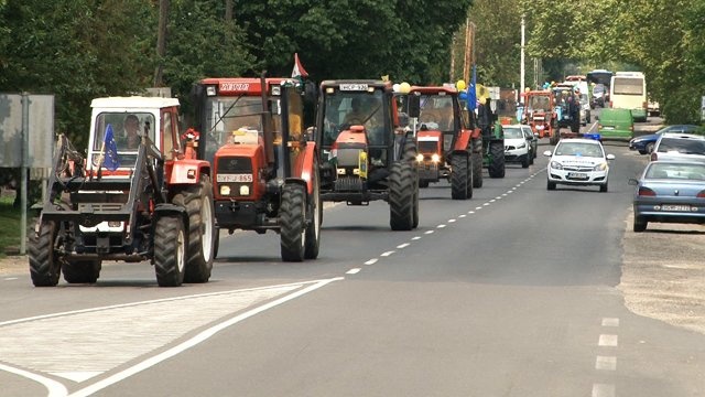 Traktorokkal ballagtak a végzős diákok