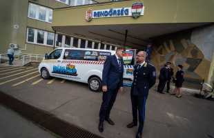 Bűnmegelőzési kisbuszt kapott a Somogy Vármegyei Rendőr-főkapitányság