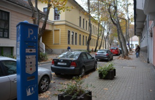 Segítség a családoknak - az iskola előtt nem kell fizetni a parkolásért Kaposváron
