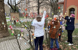 Színes tojások díszítik az Arany tér fáit