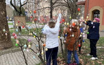 Színes tojások díszítik az Arany tér fáit
