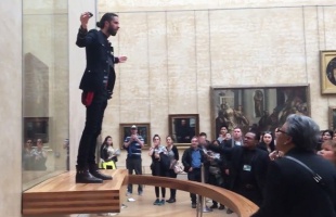 Botrány a Louvre-ban! Megcsókolta a Mona Lisát Varga Viktor