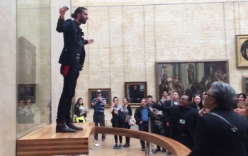 Botrány a Louvre-ban! Megcsókolta a Mona Lisát Varga Viktor