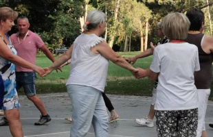 Szenior örömtánc a Cseri parkban