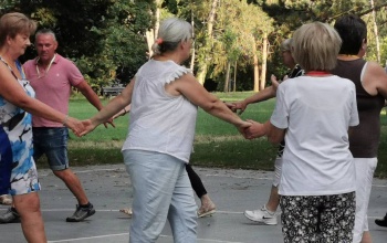 Szenior örömtánc a Cseri parkban