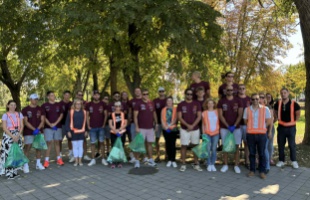 A Kaposvári Vízilabda Klub a medence helyett most a parkban mutatott példát