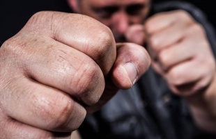 Úgy el verte az asszony volt barátját, hogy annak eltört az orra és az álcsontja