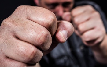 Úgy el verte az asszony volt barátját, hogy annak eltört az orra és az álcsontja