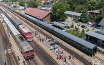 11 balatoni állomáson a peronokat szektorokra osztják az utasok segítése érdekében
