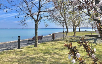 Tömegek indultak a Balatonra a hosszú hétvégén