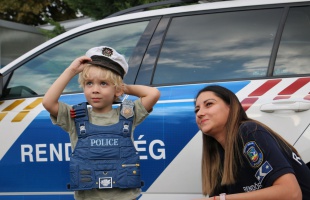 Nagy volt a meglepetés, a rendőrök köszöntötték fel a kis Armandot születésnapján