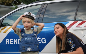 Nagy volt a meglepetés, a rendőrök köszöntötték fel a kis Armandot születésnapján