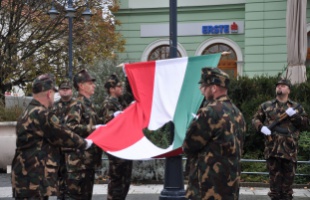 Levonták a lyukas zászlót
