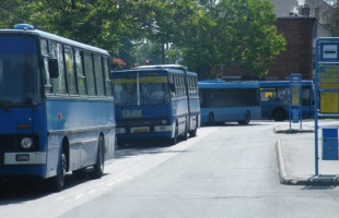 Változik a buszok és a vonatok menetrendje a hétvégén