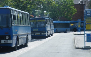 Változik a buszok és a vonatok menetrendje a hétvégén