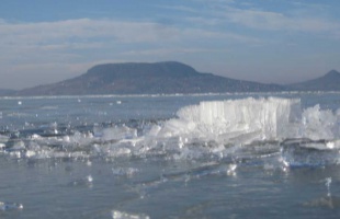 A Balatonon hétvégén még lesz sportolásra alkalmas jég