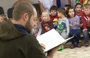 Színészek mesélnek a kaposvári ovisoknak