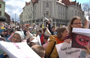 Az egyetem hallgatói a város iskolásaival ünnepelték a Gergely-napot