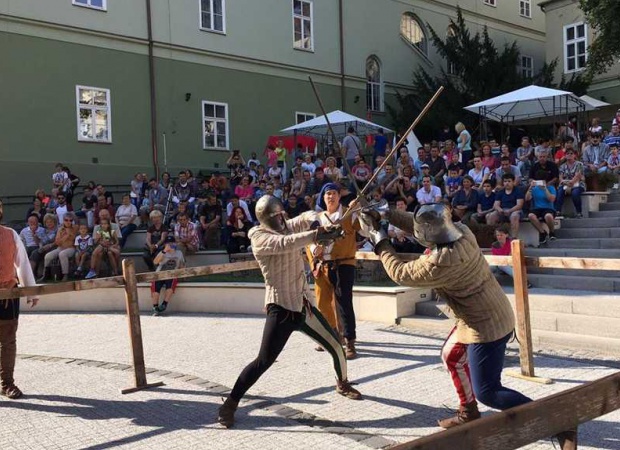 A középkor elevenedik meg a Vígasságok terén