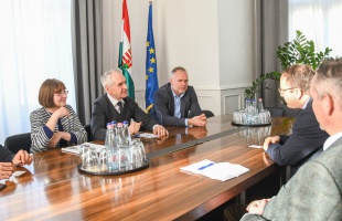 Látványos szakaszához érkezett az üveggyár építése