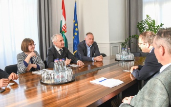 Látványos szakaszához érkezett az üveggyár építése